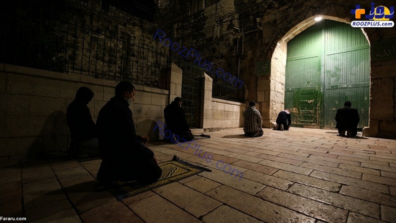 عکس/ نماز پشت درهای بسته مسجد الاقصی