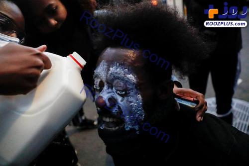 ریختن شیر به صورت یک معترض برای کم کردن اثر گاز اشک‌آور در آمریکا +عکس