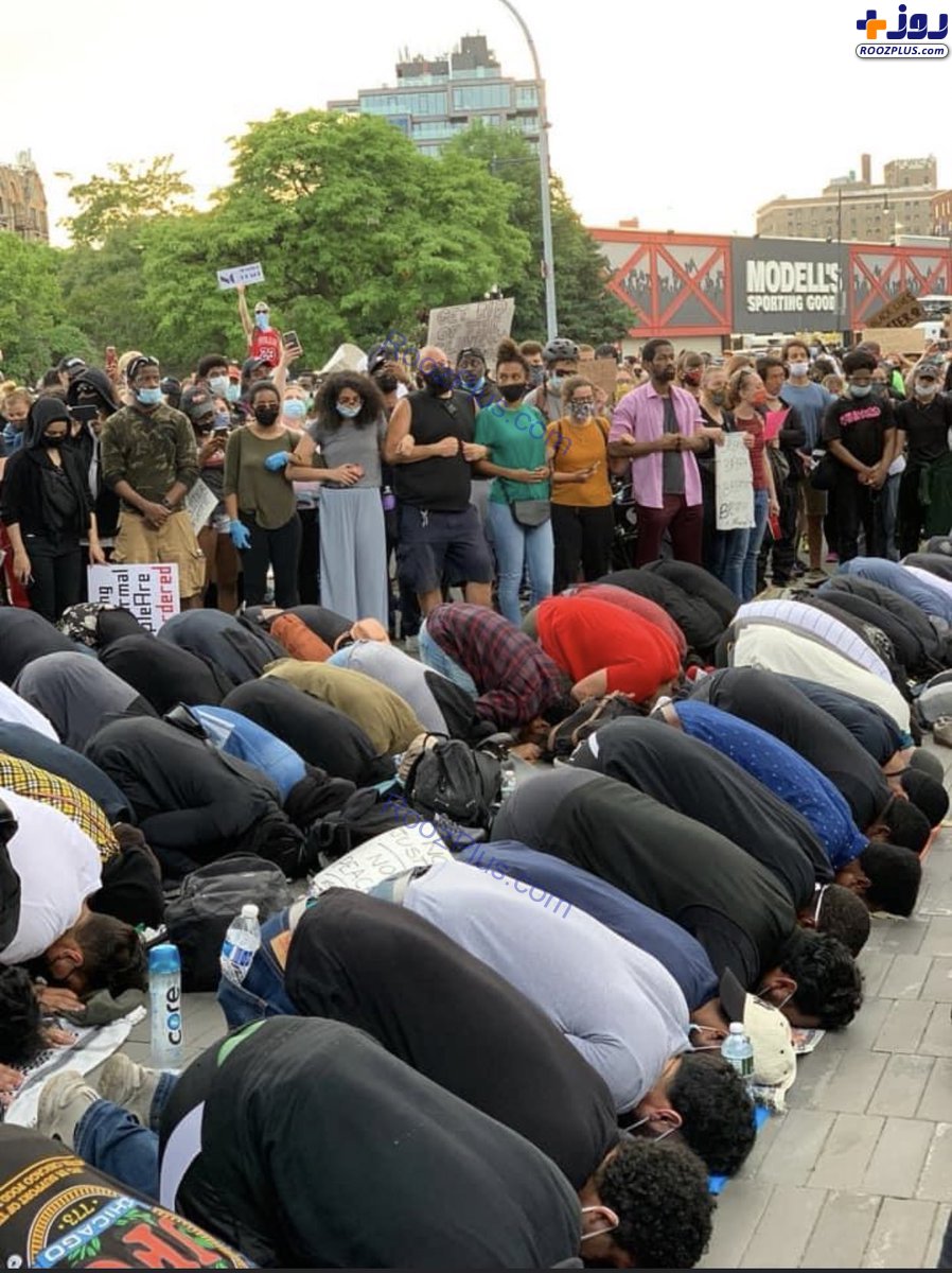 حلقه محافظت معترضان به دور مسلمانان هنگام نماز +عکس