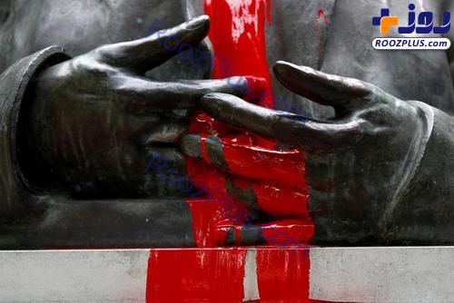 عکس/دستان خونین مجسمه پادشاه اسبق بلژیک