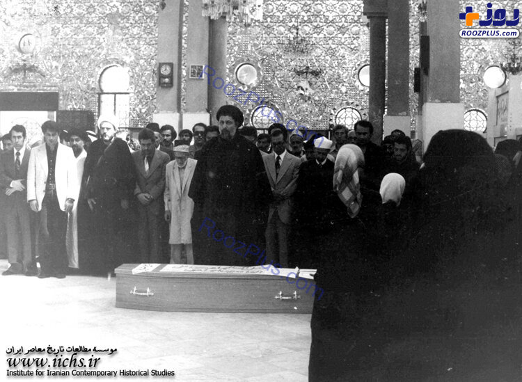 نماز خواندن امام موسی ‌صدر بر پیکر دکتر علی شریعتی در سوریه +عکس