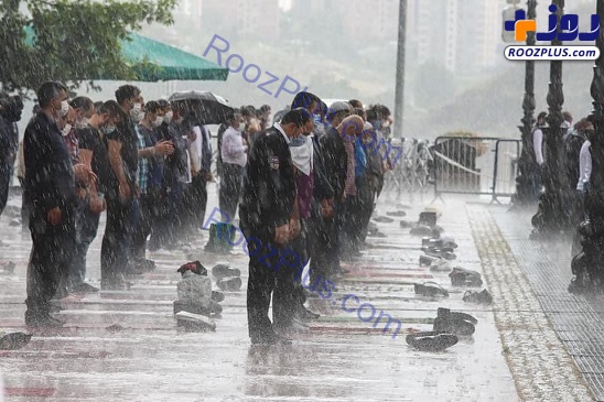 اقامه نمازجمعه زیر بارش شدید باران + عکس