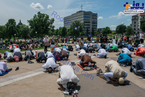 نماز جماعت معترضان به نژادپرستی در آمریکا+عکس