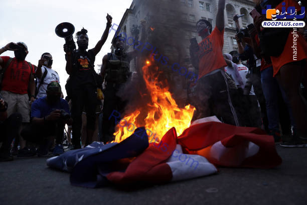 آتش زدن پرچم آمریکا مقابل برج ترامپ +عکس