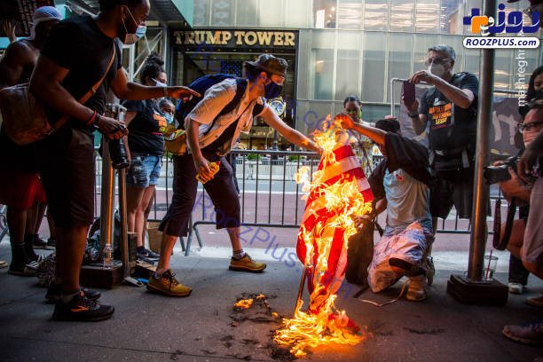 آتش زدن پرچم آمریکا مقابل برج ترامپ +عکس