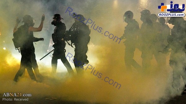 حمله پلیس آمریکا با گاز اشک آور به معترضان در پورتلند +عکس