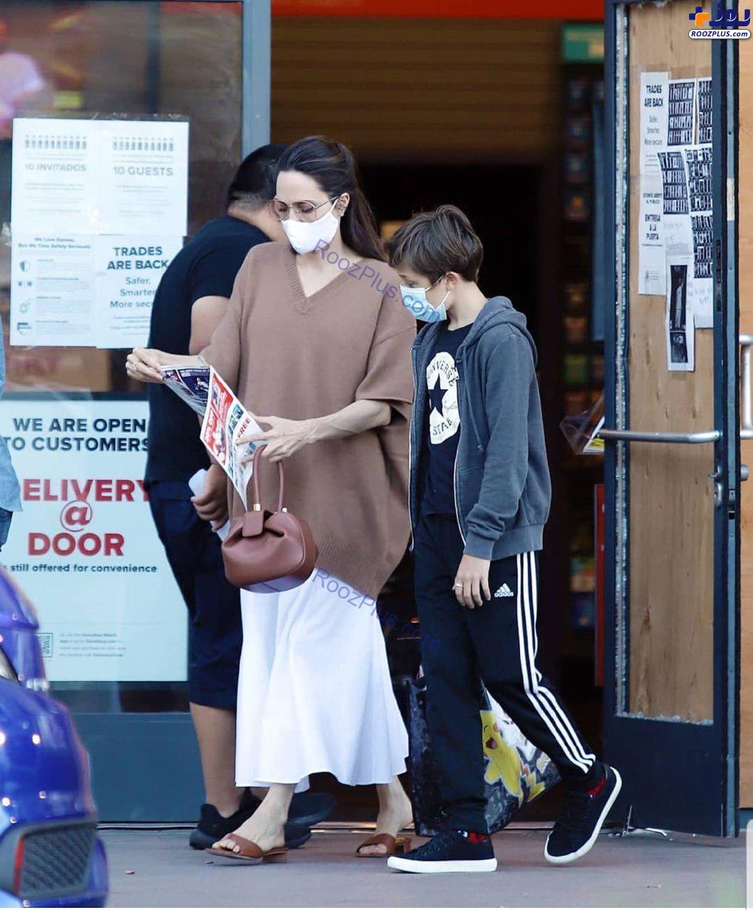 آنجلینا جولی و پسرش در حال خرید با ماسک+عکس