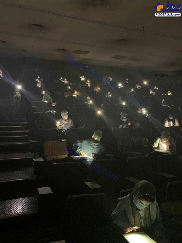 عکس/بحران برق و آزمون دادن دانشجویان پزشکی لیبی با نور گوشی!