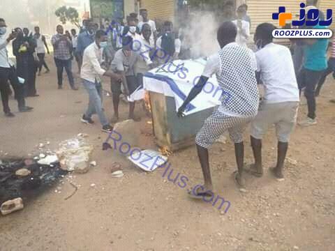عکس/ پرچم رژیم صهیونیستی در سودان به آتش کشیده شد