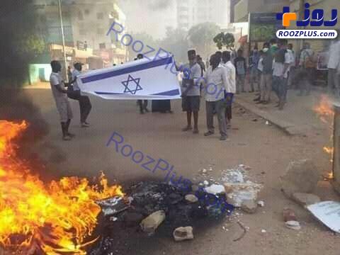 عکس/ پرچم رژیم صهیونیستی در سودان به آتش کشیده شد