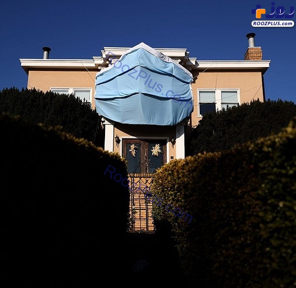 عکس/ماسک غول پیکر بر نمای منزلی در «سانفرانسیسکو» آمریکا