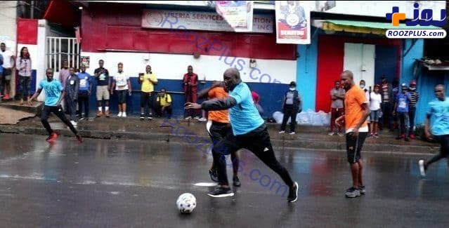 عکس/فوتبال بازی کردن رئیس جمهور در خیابان