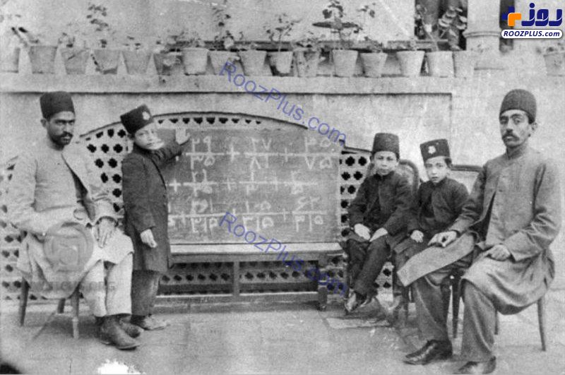 کلاس درس ریاضی در یک مدرسه ابتدایی در اواخر قاجاریه +عکس