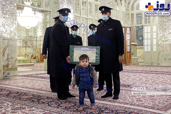 عکس/ فرزند شهید مدافع حرم در کنار تابوت پدر