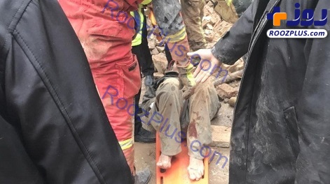 نجات مرد ۳۵ ساله از زیر آوار در خیابان ۱۵ خرداد/عکس