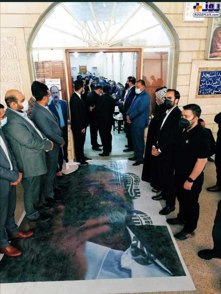 تصویر صدام زیر پای عزاداران قاضی دادگاه وی