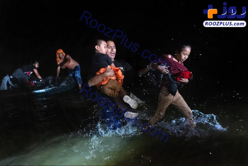 عکس/ عبور پرمخاطره پناهجویان از رودخانه مرزی به مرز ایالات متحده آمریکا