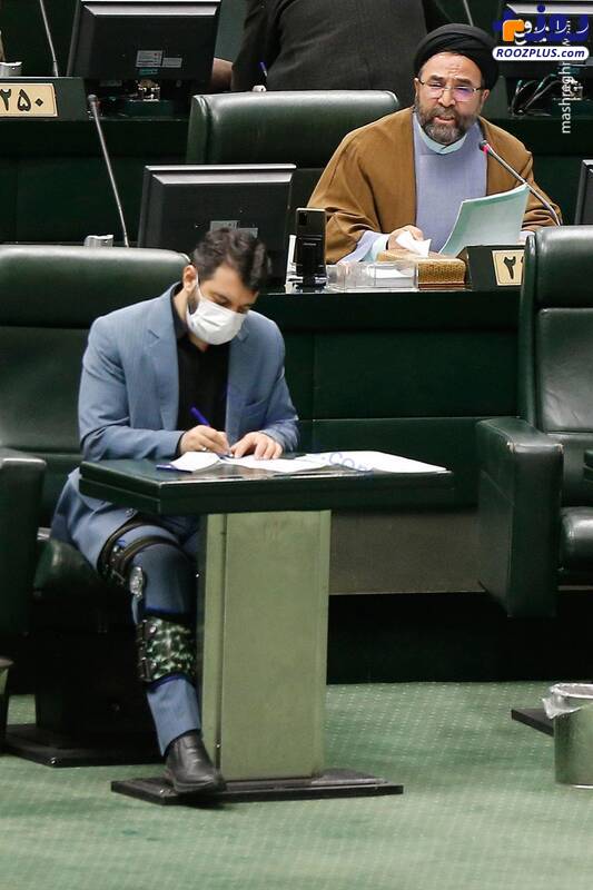حضور وزیر کار با پای شکسته در جلسه امروز مجلس +عکس