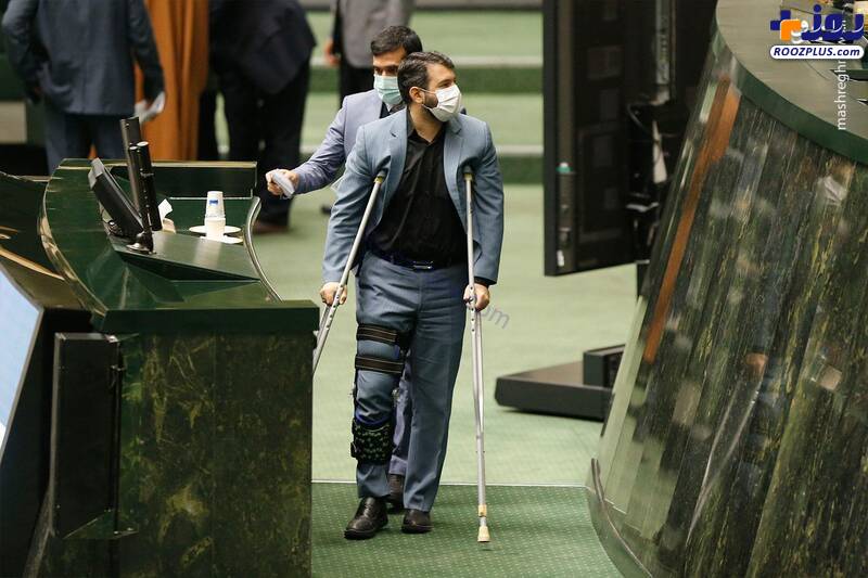 حضور وزیر کار با پای شکسته در جلسه امروز مجلس +عکس