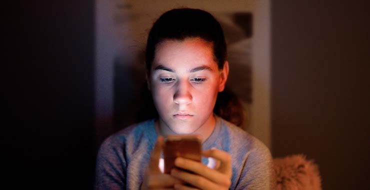 چرا کودکان و نوجوانان در برابر رسانه های اجتماعی، آسیب پذیرترند؟