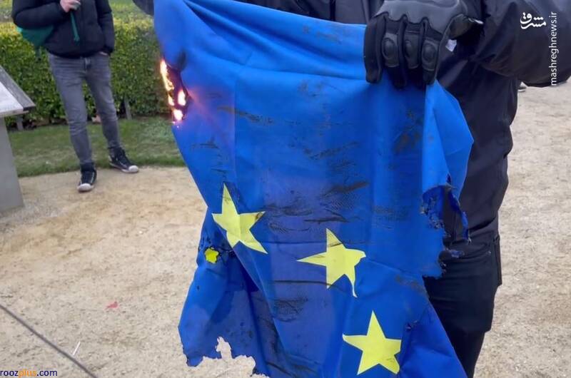 سنگ‌باران شدن ساختمان اتحادیه اروپا توسط معترضان +عکس