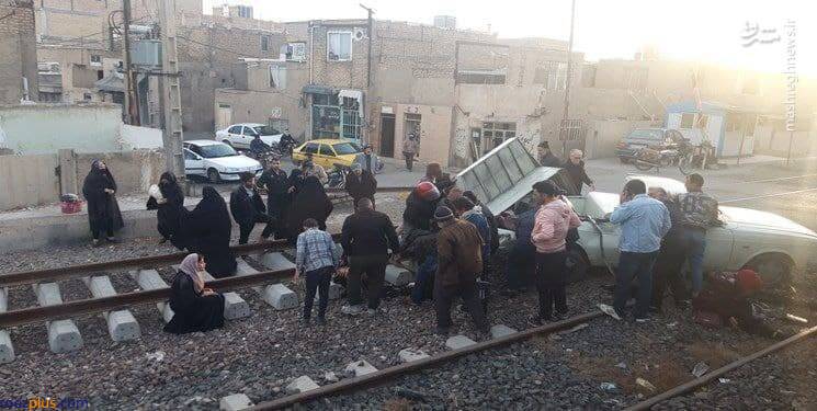 اولین تصویر از تصادف قطار با خودرو در پیشوا +عکس