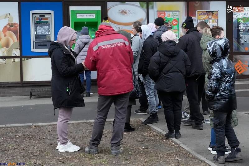 حضور شهروندان اوکراینی در مراکز دریافت پول/عکس