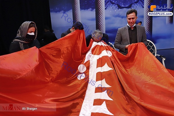 بوسه بر پرچم سیدالشهدا(ع) در پشت صحنه برنامه تلویزیونی +عکس