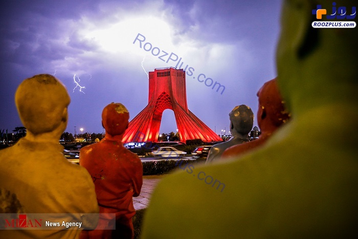 عکس/ برج آزادی به رنگ سرخ درآمد