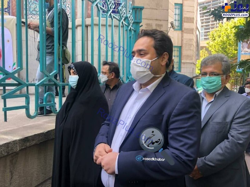 عکس/ دختر و داماد روحانی در صف رای حسینیه ارشاد