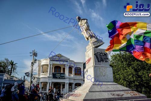معترضان کلمبیایی در حال پایین کشیدن مجسمه 