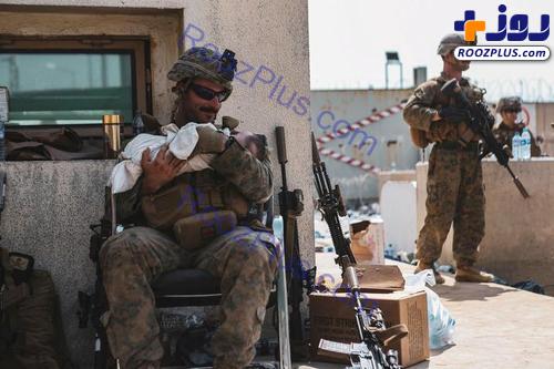 کودکان افغان که به تفنگداران آمریکایی سپرده شده اند +عکس
