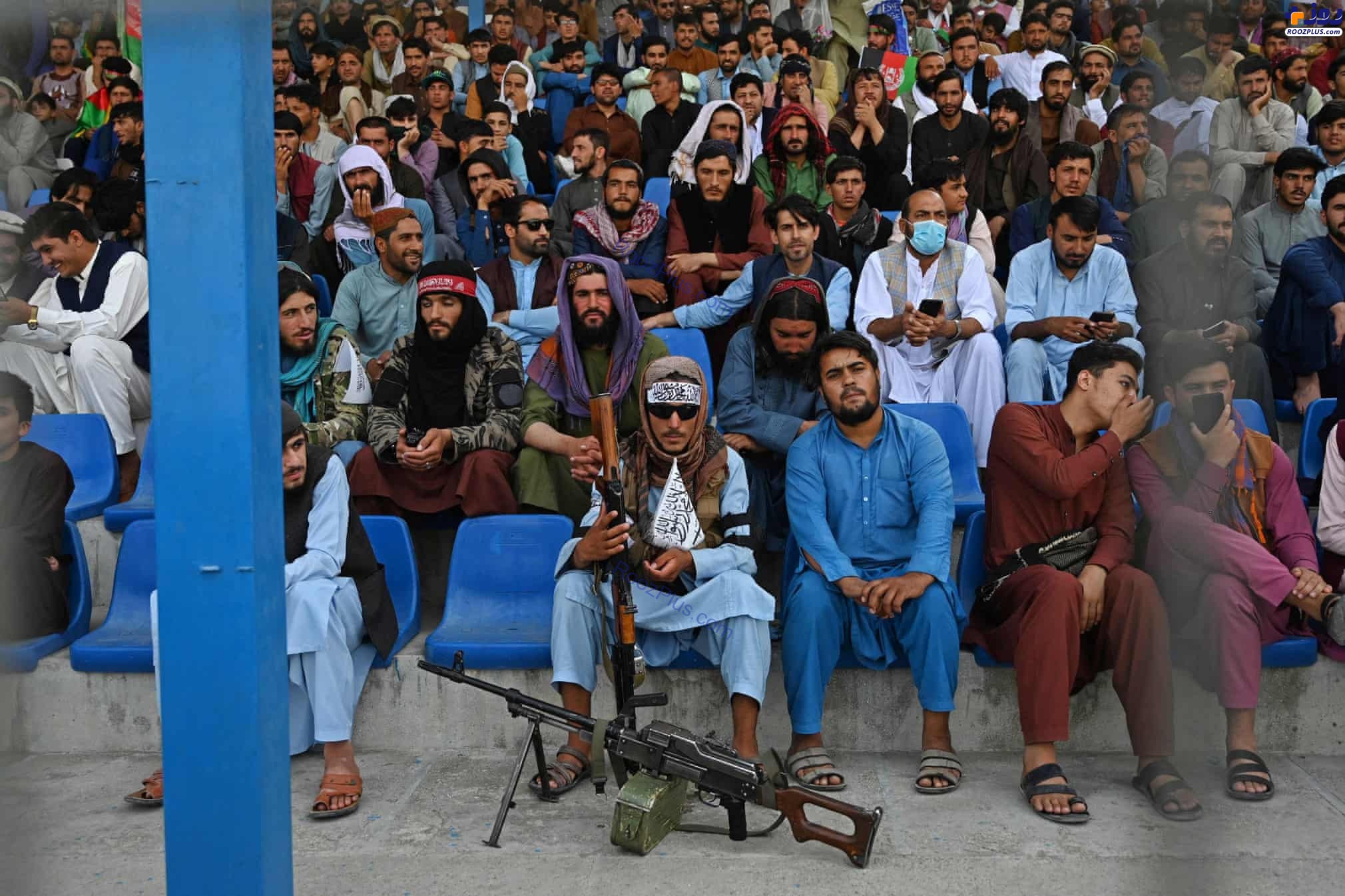 شبه نظامیان طالبان در حال تماشای مسابقه کریکت +عکس