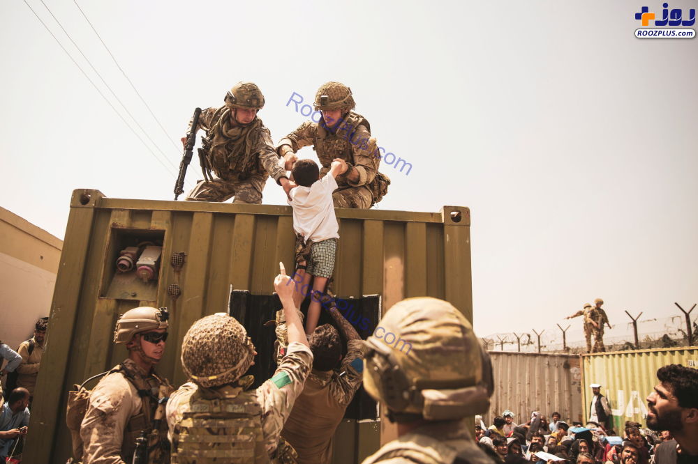 تخلیه کودکان از افغانستان توسط نظامیان آمریکایی +عکس