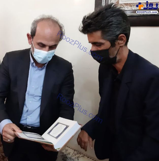 اهدای قرآنی با دست نوشته‌ رهبر انقلاب به خانواده شهید علی لندی توسط رییس سازمان صدا‌وسیما