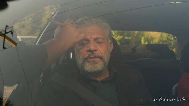 پرویز فلاحی پور نقش یک خبرنگار را بازی می کند