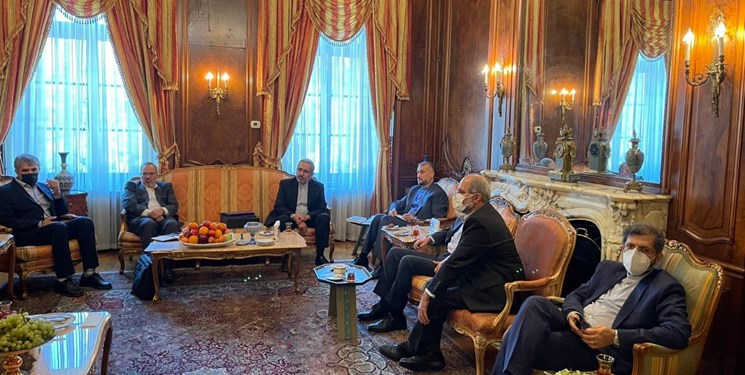 وزير امور خارجه: سران قوا بر حل مشكلات ايرانيان تاكيد دارند