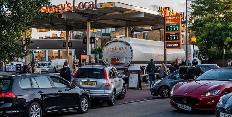بحران سوخت در انگلیس| چاقوکشی در صف‌های پمپ‌ بنزین