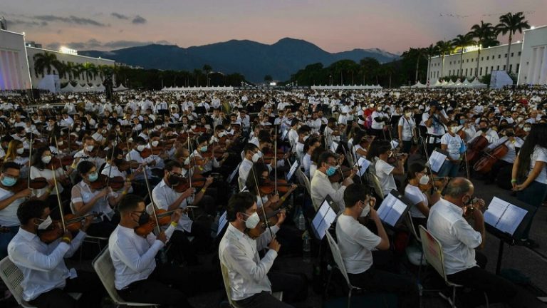 گردهمایی ۱۲ هزار نوازنده در ونزوئلا برای ثبت رکورد بزرگترین ارکستر دنیا
