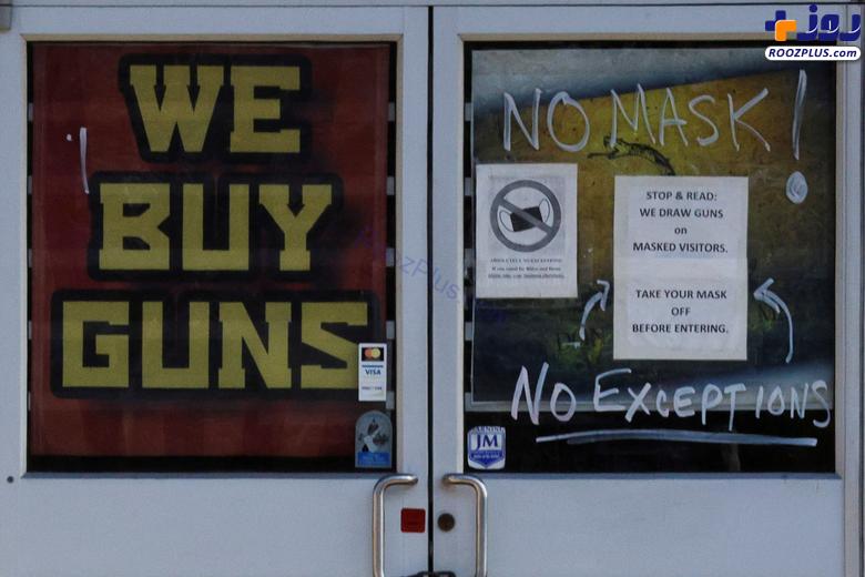 تهدیدی عجیب روی درب یک اسلحه فروشی در آمریکا! +عکس