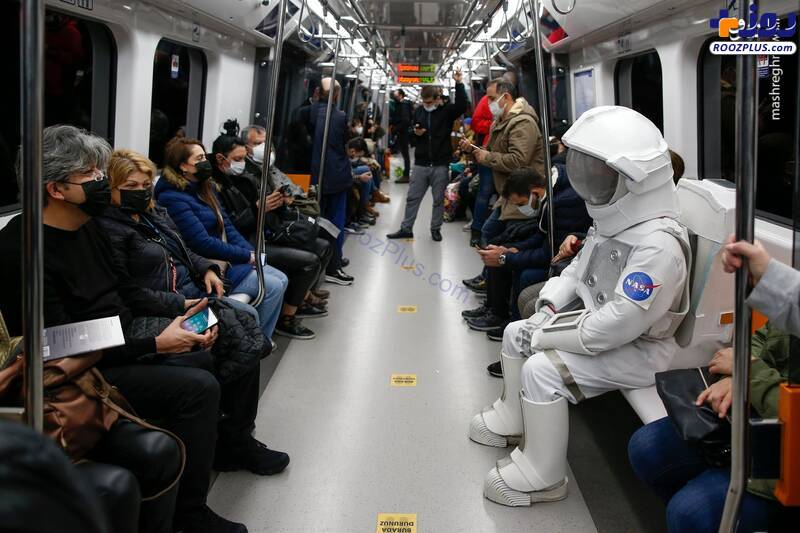 عکس/مردی با لباس فضانوردی در مترو