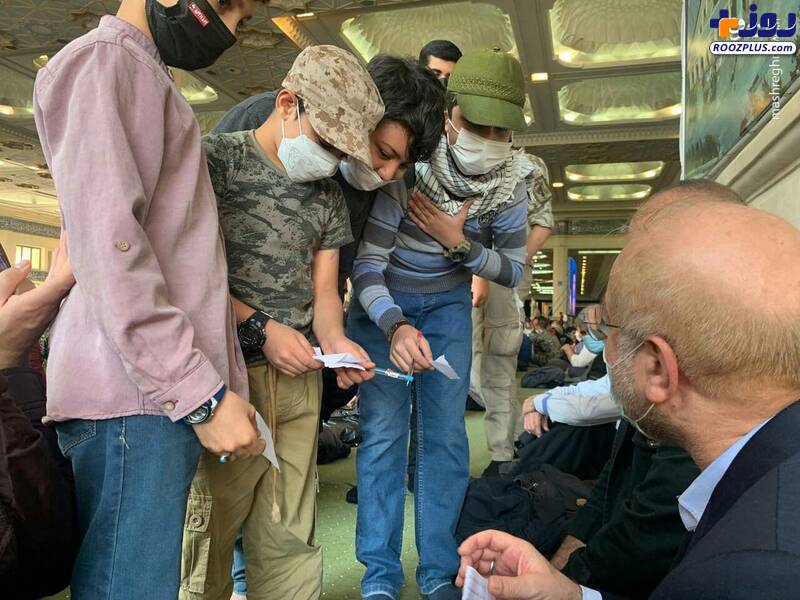 عکس/گفت‌وگوی صمیمانه قالیباف با مردم در نماز جمعه تهران