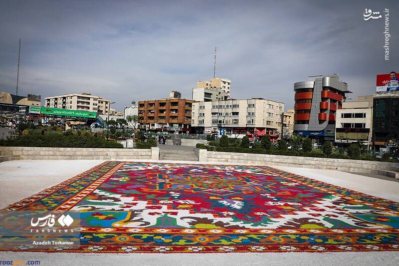 بزرگ‌ترین فرش ایرانی با شن‌های رنگی/عکس