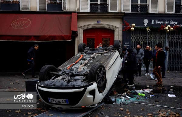 معترضان در حال وارونه کردن یک خودرو در خیابان های پاریس +عکس