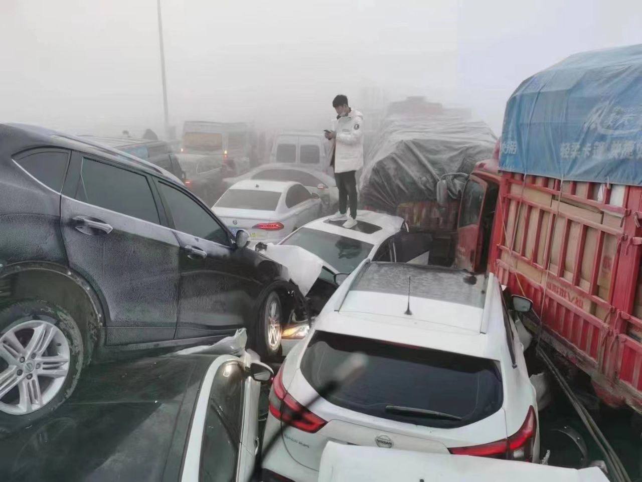 تصاویری عجیب از تصادف زنجیره‌ای ۲۰۰ خودرو در چین