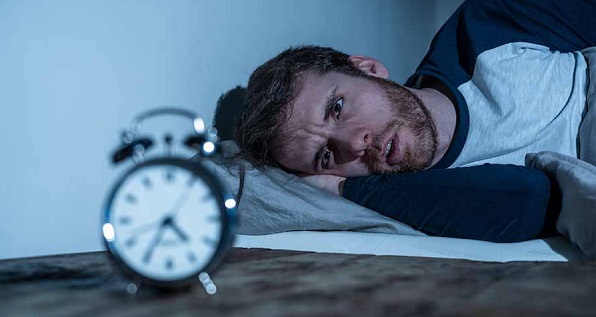 6 دلیل اینکه خسته‌اید اما نمی‌توانید بخوابید