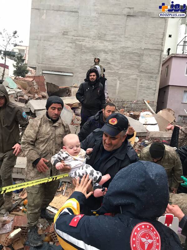 عکس/ نجات نوزاد زنده از زیر آوار زلزله ترکیه