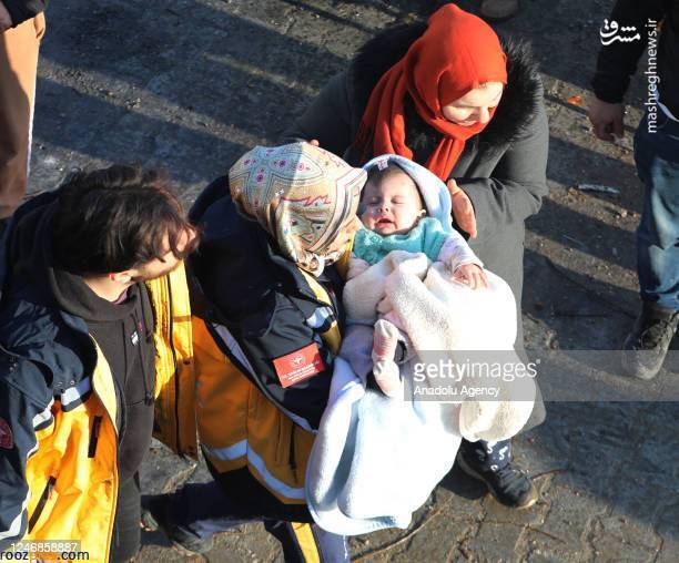 عکس/ نجات مادر و فرزند از زیر آوار بعد از ۲۹ ساعت!