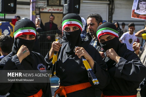 عکس/ژست دختران اهوازی رزمی کار در راهپیمایی 22 بهمن