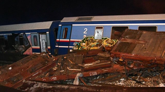 تصادف دو قطار با یکدیگر در یونان با ۱۱۷ کشته و زخمی+ عکس